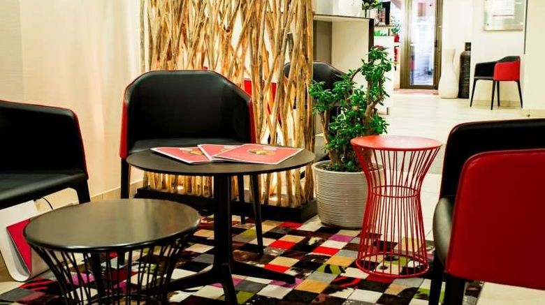 <b>Hotel Le Pere Leon Lobby</b>. Images powered by <a href="https://iceportal.shijigroup.com/" title="IcePortal" target="_blank">IcePortal</a>.