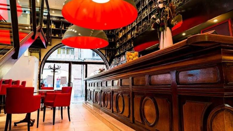 <b>Hotel Le Pere Leon Restaurant</b>. Images powered by <a href="https://iceportal.shijigroup.com/" title="IcePortal" target="_blank">IcePortal</a>.