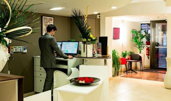 Hotel Le Pere Leon Lobby