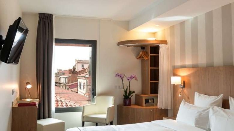 <b>Hotel Le Pere Leon Room</b>. Images powered by <a href="https://iceportal.shijigroup.com/" title="IcePortal" target="_blank">IcePortal</a>.