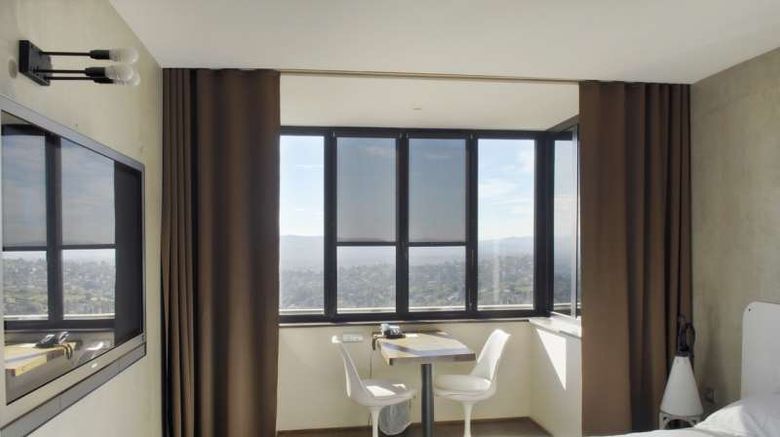 <b>L'Ermitage Hotel Cuisine-a-manger Room</b>. Images powered by <a href="https://iceportal.shijigroup.com/" title="IcePortal" target="_blank">IcePortal</a>.