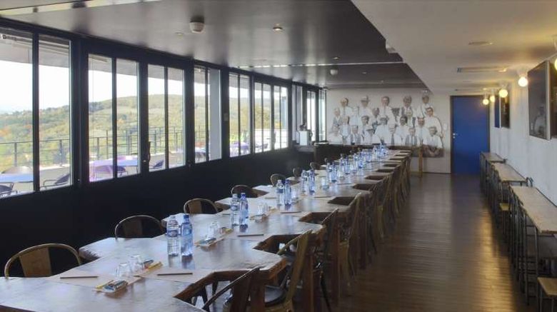 <b>L'Ermitage Hotel Cuisine-a-manger Meeting</b>. Images powered by <a href="https://iceportal.shijigroup.com/" title="IcePortal" target="_blank">IcePortal</a>.