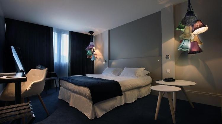 Le CINQ Room