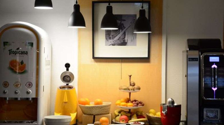<b>CERISE Paris Chatou Restaurant</b>. Images powered by <a href="https://iceportal.shijigroup.com/" title="IcePortal" target="_blank">IcePortal</a>.