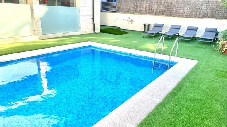 <b>Hotel Sitges Pool</b>. Images powered by <a href="https://iceportal.shijigroup.com/" title="IcePortal" target="_blank">IcePortal</a>.