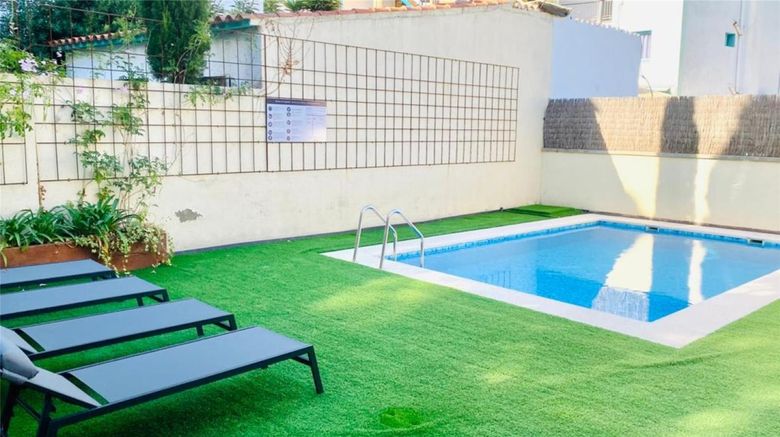 <b>Hotel Sitges Pool</b>. Images powered by <a href="https://iceportal.shijigroup.com/" title="IcePortal" target="_blank">IcePortal</a>.