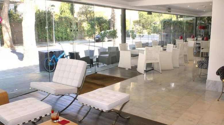 <b>Hotel Sitges Lobby</b>. Images powered by <a href="https://iceportal.shijigroup.com/" title="IcePortal" target="_blank">IcePortal</a>.