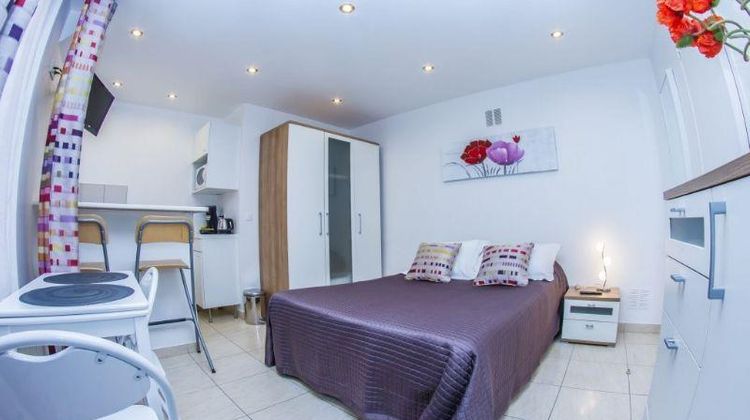 Hotel De l'Horloge Room