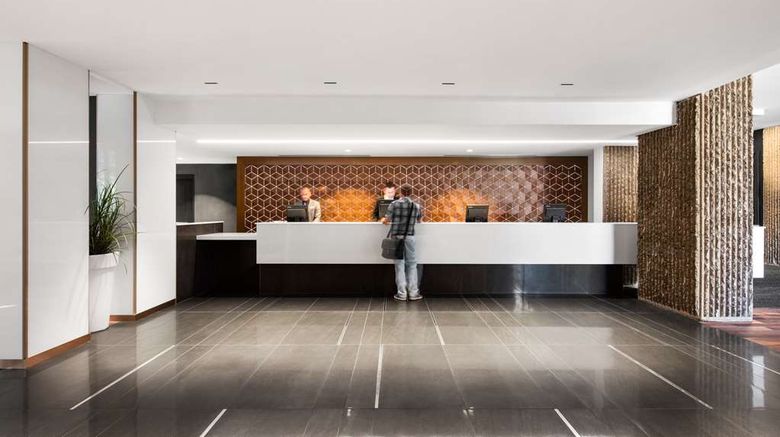 <b>Hotel Bonaventure Montreal Lobby</b>. Images powered by <a href="https://iceportal.shijigroup.com/" title="IcePortal" target="_blank">IcePortal</a>.