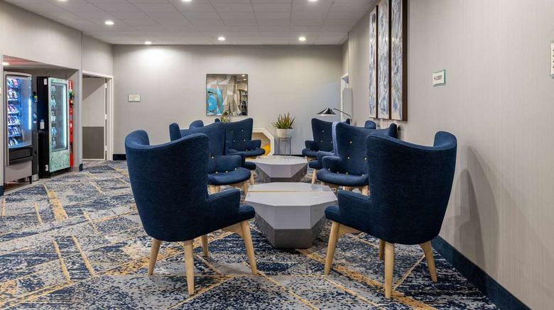 <b>Baymont by Wyndham White Plains-Elmsford Lobby</b>. Images powered by <a href="https://iceportal.shijigroup.com/" title="IcePortal" target="_blank">IcePortal</a>.