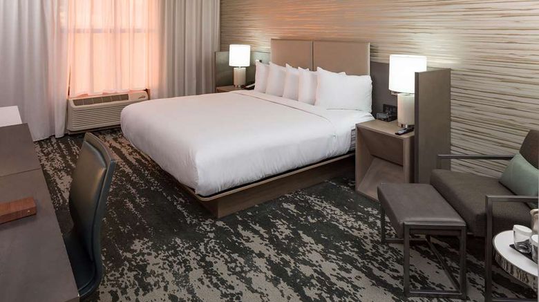 <b>DoubleTree Boston Logan Airport Chelsea Room</b>. Images powered by <a href="https://iceportal.shijigroup.com/" title="IcePortal" target="_blank">IcePortal</a>.