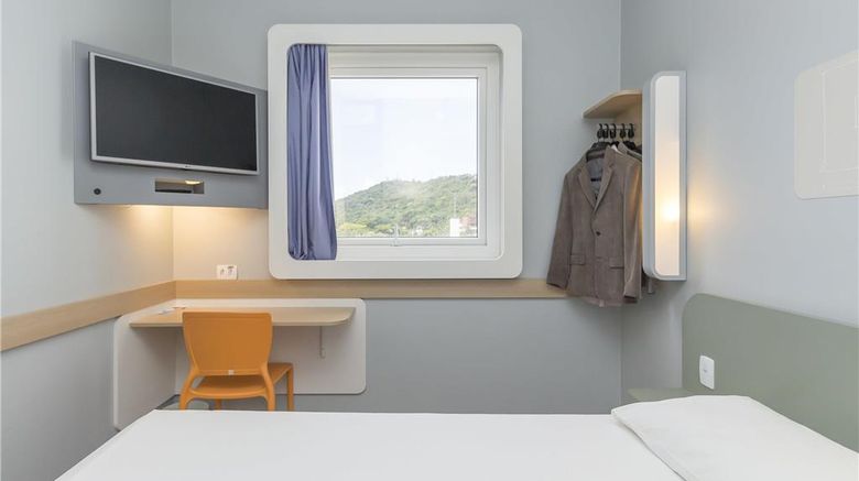 <b>Ibis Budget Blumenau Room</b>. Images powered by <a href="https://iceportal.shijigroup.com/" title="IcePortal" target="_blank">IcePortal</a>.