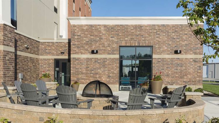 Hampton Inn Westfield Exterior