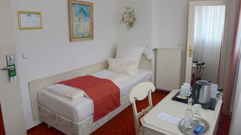 <b>Sure Hotel Rhoen Garden Room</b>. Images powered by <a href="https://iceportal.shijigroup.com/" title="IcePortal" target="_blank">IcePortal</a>.