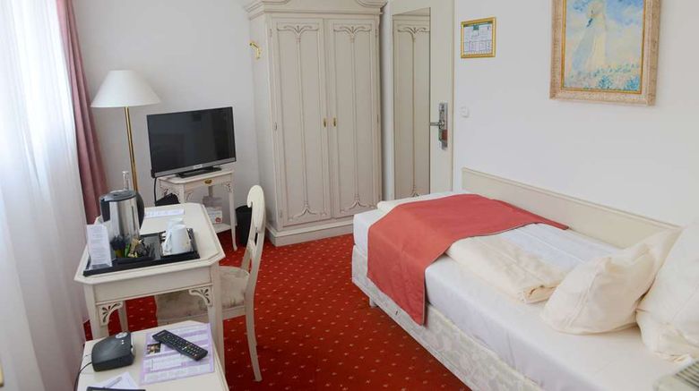 <b>Sure Hotel Rhoen Garden Room</b>. Images powered by <a href="https://iceportal.shijigroup.com/" title="IcePortal" target="_blank">IcePortal</a>.