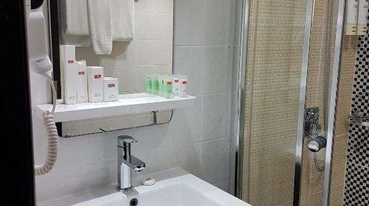 Al Jawhara Metro Hotel Room