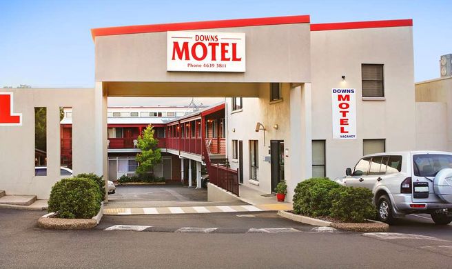 Downs Motel Exterior