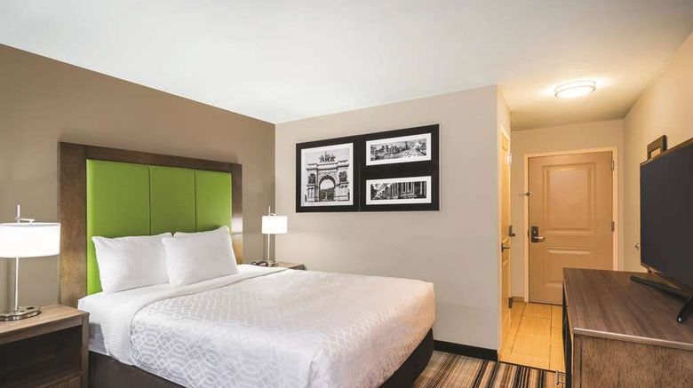 <b>La Quinta Inn & Suites Brooklyn Central Room</b>. Images powered by <a href="https://iceportal.shijigroup.com/" title="IcePortal" target="_blank">IcePortal</a>.