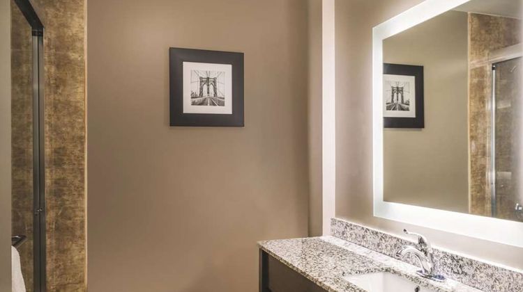 La Quinta Inn & Suites Brooklyn Central Room