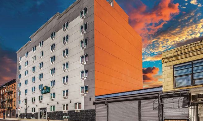 La Quinta Inn & Suites Brooklyn Central Exterior