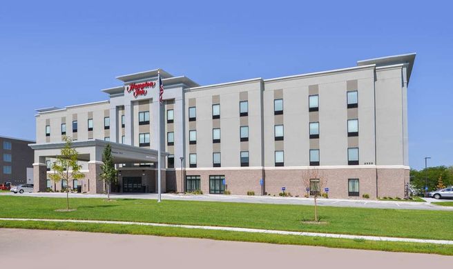 Hampton Inn by Hilton Omaha Airport Exterior
