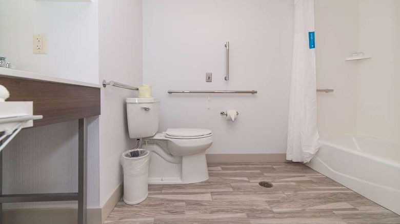 <b>Hampton Inn Norwich Room</b>. Images powered by <a href="https://iceportal.shijigroup.com/" title="IcePortal" target="_blank">IcePortal</a>.