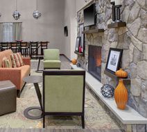 Hampton Inn & Suites Manchester Lobby