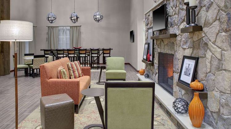 Hampton Inn & Suites Manchester Lobby