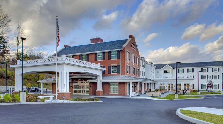 Hampton Inn & Suites Manchester Exterior