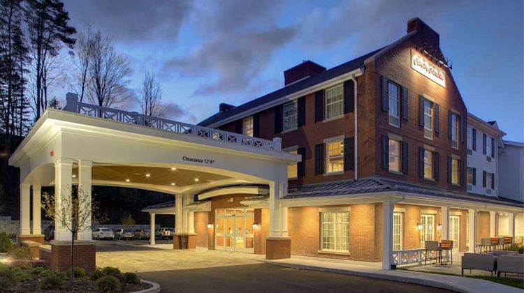 Hampton Inn & Suites Manchester Exterior