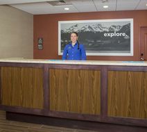 Hampton Inn & Suites Manchester Lobby