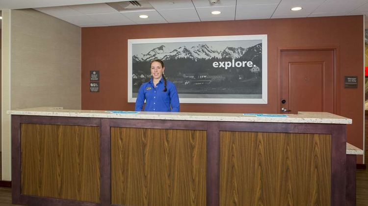 Hampton Inn & Suites Manchester Lobby