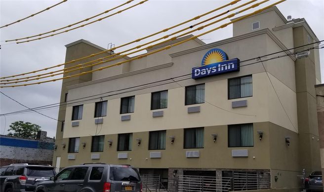 Days Inn Brooklyn Marine Park Exterior