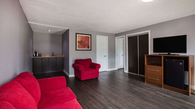 Ramada Jackson's Point Suite