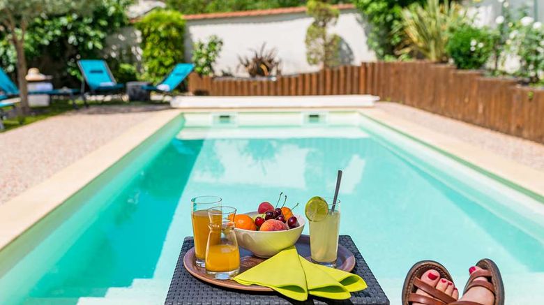 <b>Le Place Neuve Pool</b>. Images powered by <a href="https://iceportal.shijigroup.com/" title="IcePortal" target="_blank">IcePortal</a>.