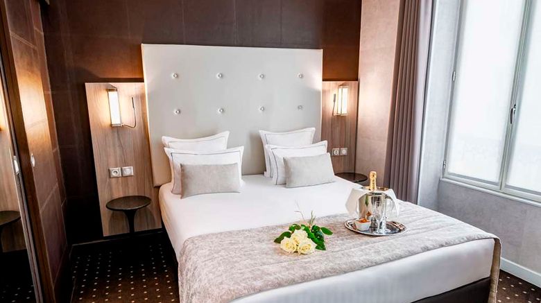 <b>Hotel de la Paix Tour Eiffel Room</b>. Images powered by <a href="https://iceportal.shijigroup.com/" title="IcePortal" target="_blank">IcePortal</a>.