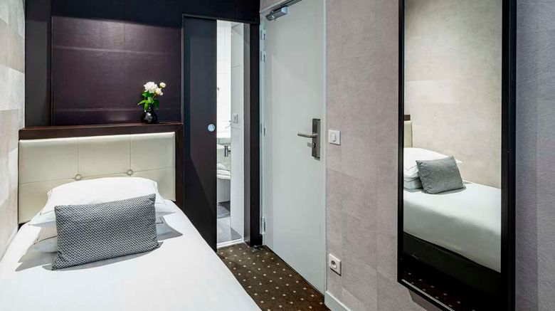 <b>Hotel de la Paix Tour Eiffel Room</b>. Images powered by <a href="https://iceportal.shijigroup.com/" title="IcePortal" target="_blank">IcePortal</a>.