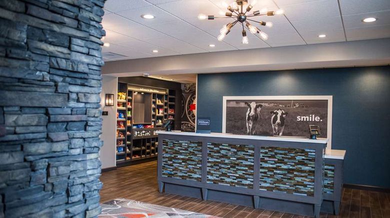 <b>Hampton Inn & Suites at Wisconsin Dells Lobby</b>. Images powered by <a href="https://iceportal.shijigroup.com/" title="IcePortal" target="_blank">IcePortal</a>.