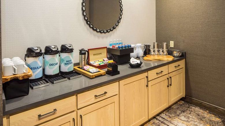 <b>Hilton Garden Inn Pittsburgh Airport Restaurant</b>. Images powered by <a href="https://iceportal.shijigroup.com/" title="IcePortal" target="_blank">IcePortal</a>.