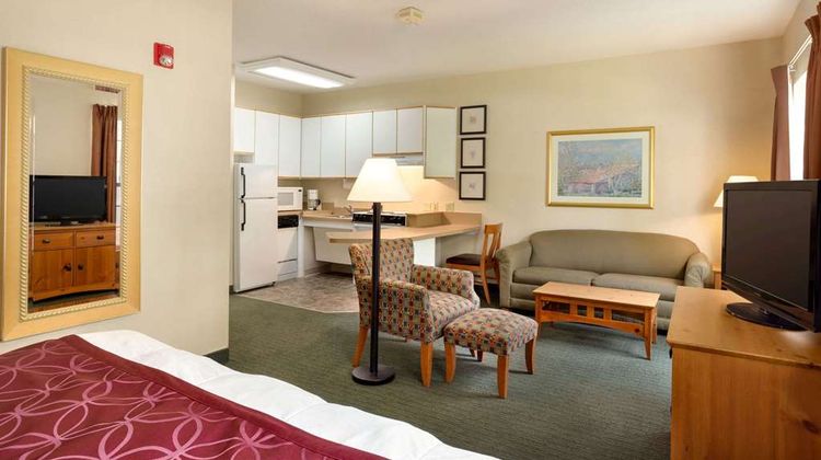 Baymont Inn & Suites Wichita East Room