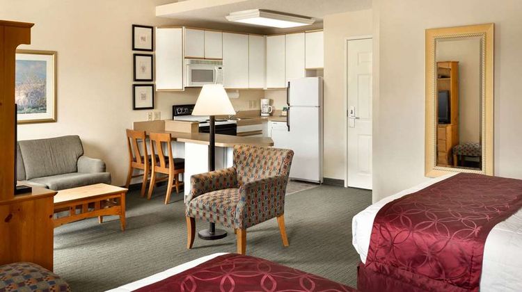 Baymont Inn & Suites Wichita East Room