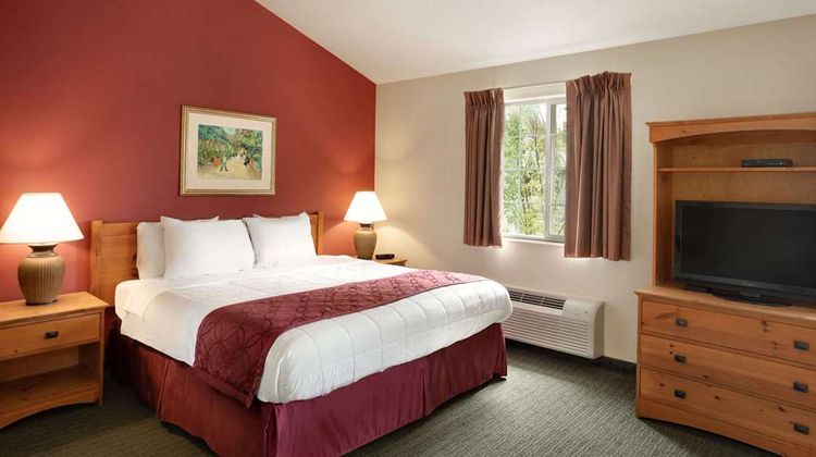 Baymont Inn & Suites Wichita East Room