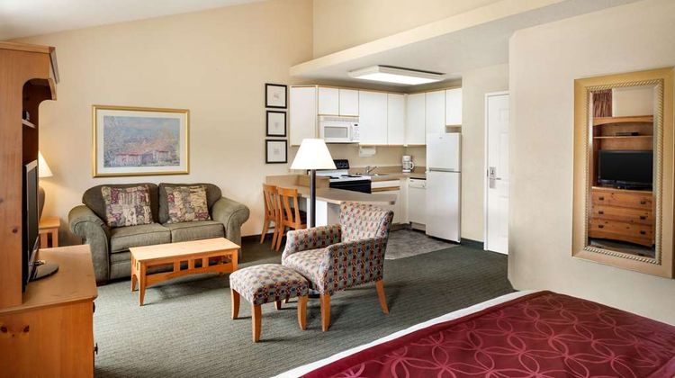 Baymont Inn & Suites Wichita East Room