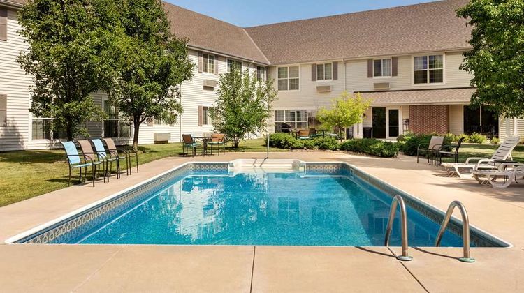 Baymont Inn & Suites Wichita East Pool