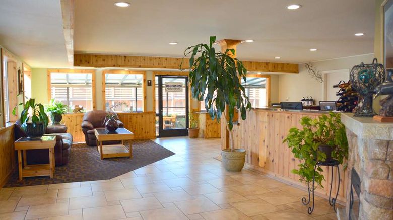 <b>SureStay Plus Hotel Gold Beach Lobby</b>. Images powered by <a href="https://iceportal.shijigroup.com/" title="IcePortal" target="_blank">IcePortal</a>.