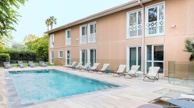 <b>Best Western Plus Hyeres Cote D'Azur Pool</b>. Images powered by <a href="https://iceportal.shijigroup.com/" title="IcePortal" target="_blank">IcePortal</a>.