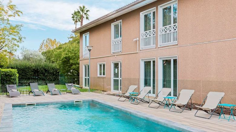 <b>Best Western Plus Hyeres Cote D'Azur Pool</b>. Images powered by <a href="https://iceportal.shijigroup.com/" title="IcePortal" target="_blank">IcePortal</a>.