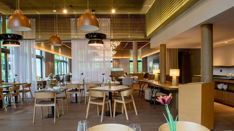<b>Parkhotel Zug Restaurant</b>. Images powered by <a href="https://iceportal.shijigroup.com/" title="IcePortal" target="_blank">IcePortal</a>.