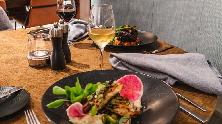 <b>Hyatt Regency Newport Beach West Restaurant</b>. Images powered by <a href="https://iceportal.shijigroup.com/" title="IcePortal" target="_blank">IcePortal</a>.
