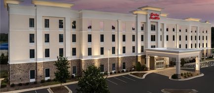 Hampton Inn & Suites Fayetteville Exterior
